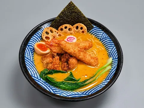 Golden Curry Ramen con torikaraage e radice di loto